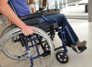 nws_con_l_elettrostimolazione_quattro_ragazzi_muovono_gli_arti_inferiori_203_1