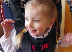 nws_disabili_un_imbracatura_fa_camminare_bimbi_con_paralisi_cerebrale_198_1