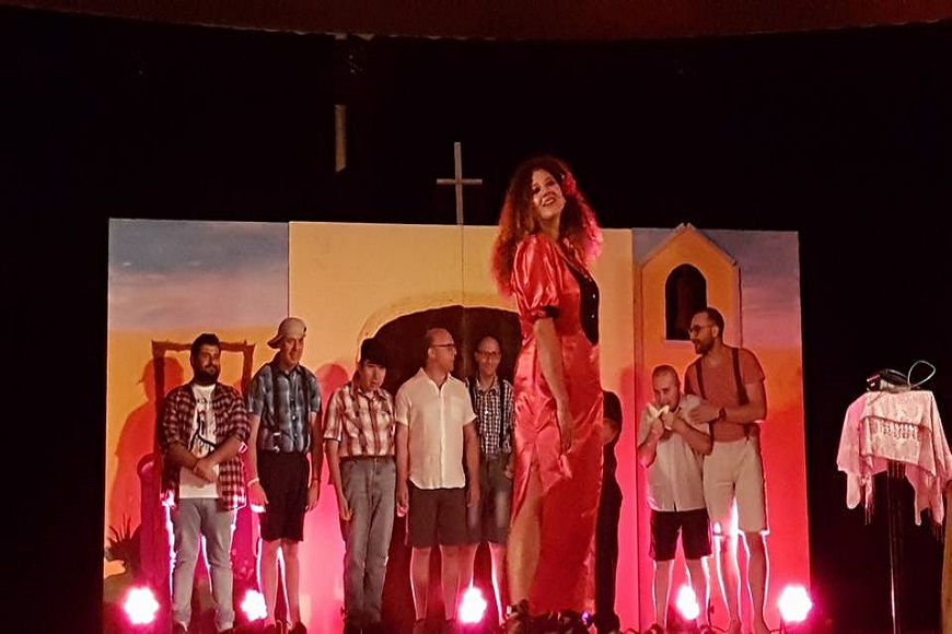 In piazza a Mesagne ‘Oddio… ho parlato con Dio!’