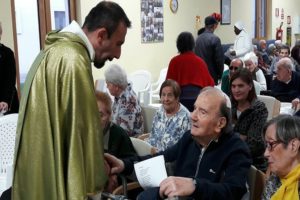 nws_padre_giovanni_tulino_incontra_gli_ospiti_della_residenza_mesagne_1269_1