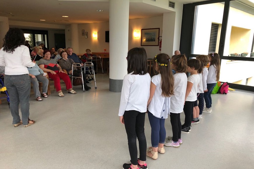 RSA Bellagio, i bambini del coro di Lezzeno cantano per gli ospiti