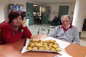 nws_rsa_bellagio_gli_ospiti_cucina_preparano_muffin_salati_1345_1