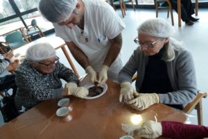 nws_rsa_osa_bellagio_gli_ospiti_cucina_scoprono_benefici_del_cacao_1350_1