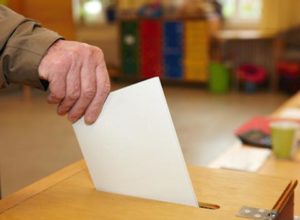 Stimmzettel in Wahlurne