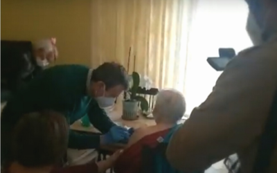 A L’Aquila OSA vaccina la signora Leontina, 91 anni